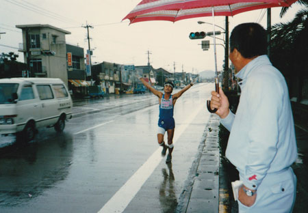 雨の中、辻原さんの応援